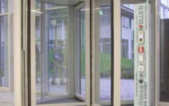 Opretstående lufttæpper – Vertikale lufttæpper til karruseldøre og buede skydedøre