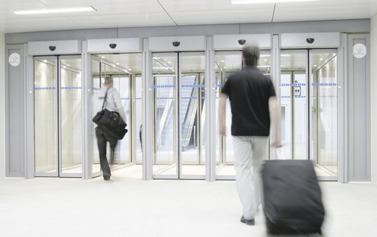 record FlipFlow TWIN – Glastunnel med 2 sæt automatiske døre og intelligente sensorer